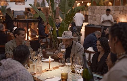 Ibiza - Madunia dining area people