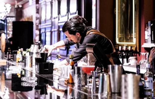 Bla Bla Bar Abu Dhabi bar, bartender