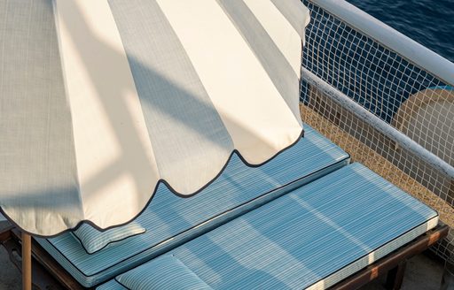 Il Riccio Dioriviera sun loungers with white parasols