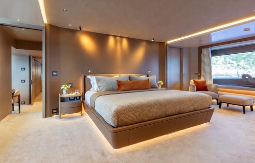Charter yacht PAPER MOON master cabin with central berth