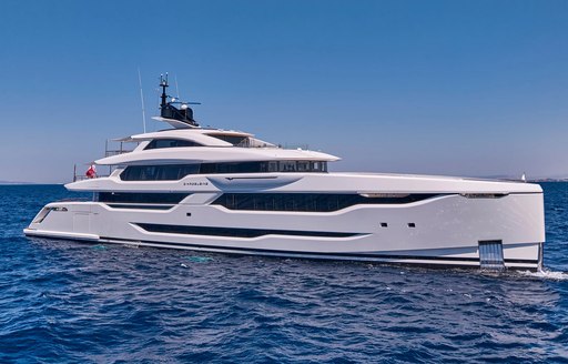 Charter yacht O'MADELEINE at sea