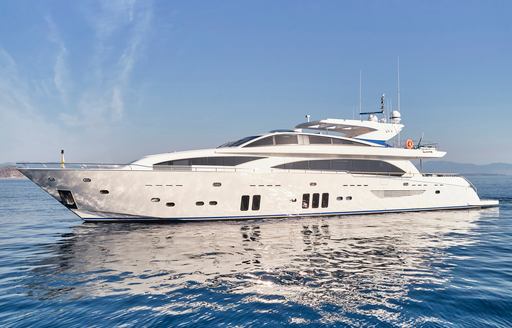 Charter yacht HAKUNA MATATA at sea