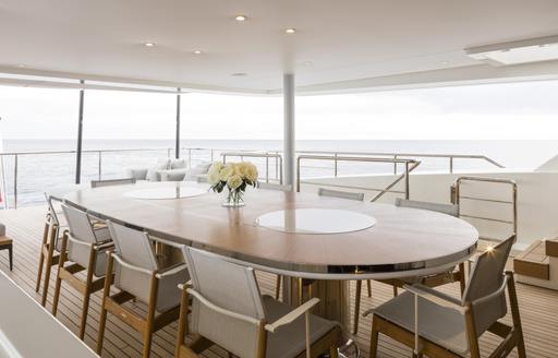 Charter yacht ANDIAMO alfresco dining table
