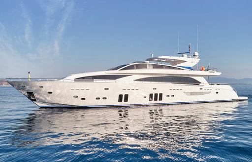 Charter yacht HAKUNA MATATA at sea