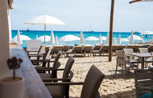 La Serena St Tropez dining area, beach