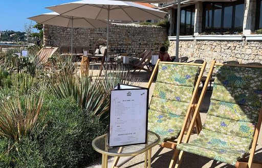 Les Vieux Murs Antibes outdoor dining area
