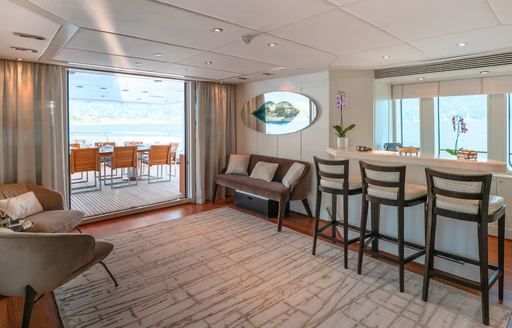 Charter yacht DEEP BLUE II upper salon