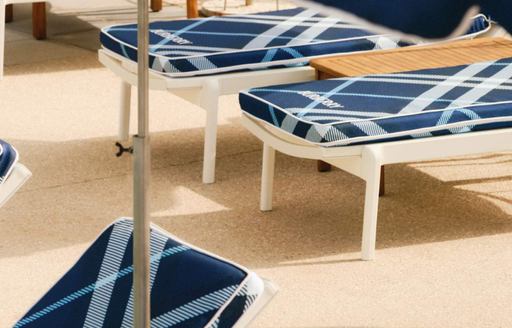 Hôtel Belles Rives Burberry branded loungers