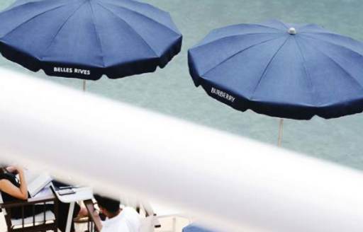 Hôtel Belles Rives Burberry branded parasols