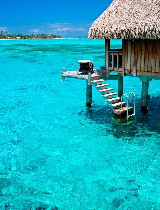 Tahiti crystal clear sea and hut in Bora Bora