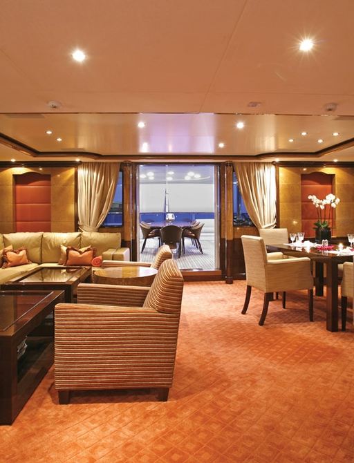motor yacht DIANE's salon with bar and dining area