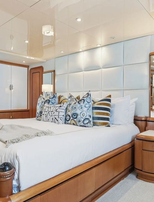 Charter yacht XOXO guest cabin overview