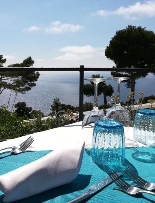 Outdoor dining at hotel L’Orsa Maggiore overlooking the Mediterranean