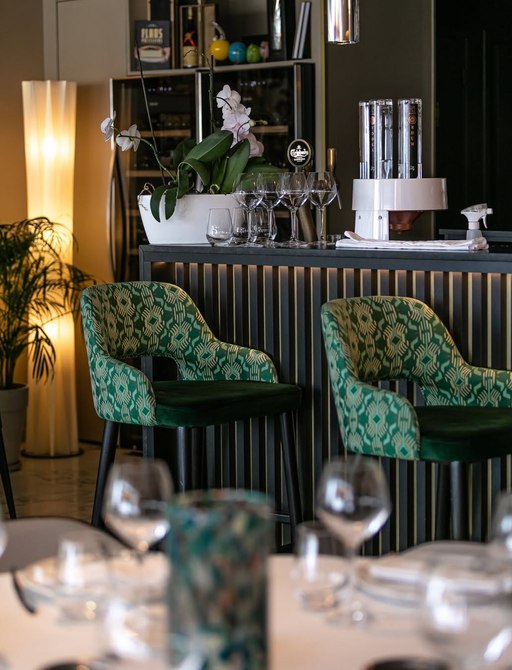 Bar and stools in Le Quai 28