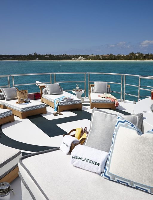 Convertible helipad/sunlounging area on M/Y HIGHLANDER