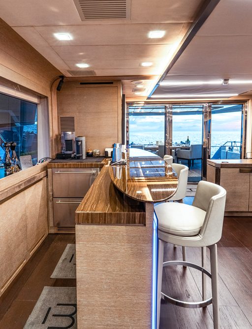 Charter yacht CIELO NERO interior wet bar