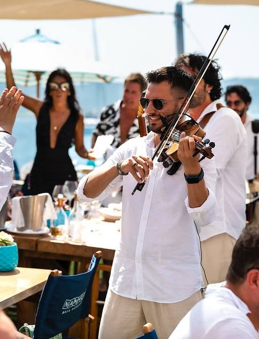 Violinist in action at Nammos Baja Sardinia