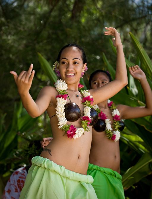 native Tahiti dancers
