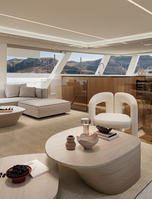 Charter yacht MIM OCEAN 10 interiors with seating