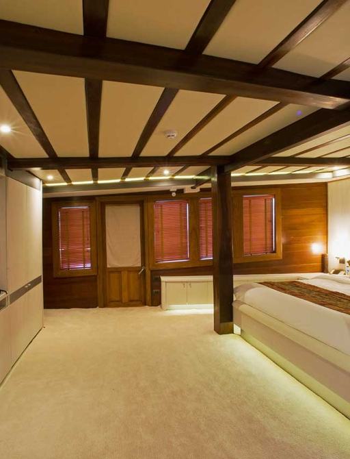 Sailing Yacht LAMIMA's master suite