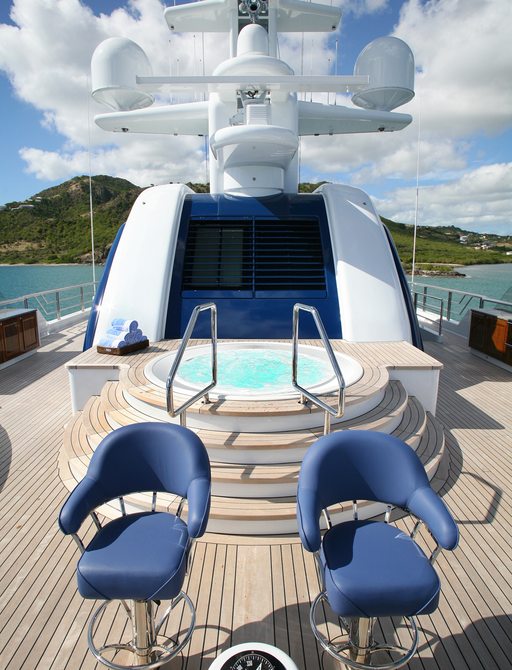 jacuzzi and bar stools on expedition yacht ‘Northern Star’ 