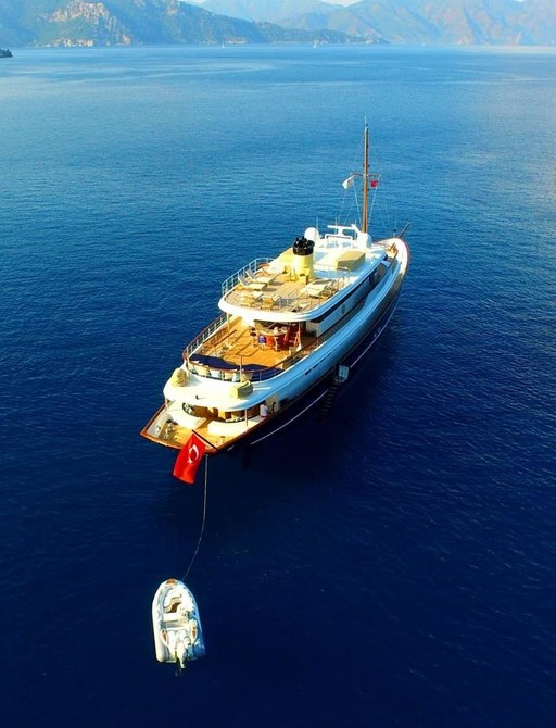 superyacht CLARITY at anchor on a yacht charter in the Bahamas
