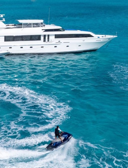 Charter yacht XOXO with Waverunner