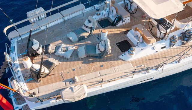 Champagne Hippy Yacht 4