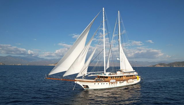 Queen Atlantis Yacht 5