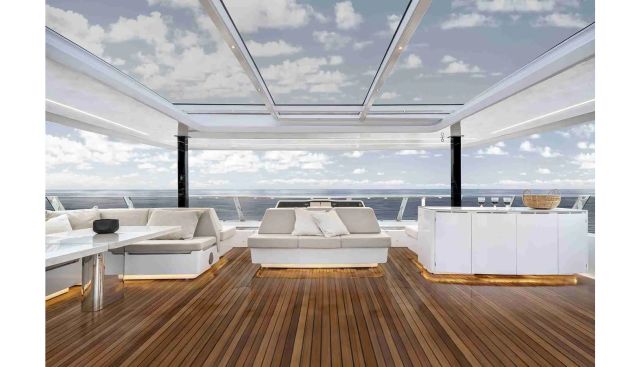 Manta Yacht 4