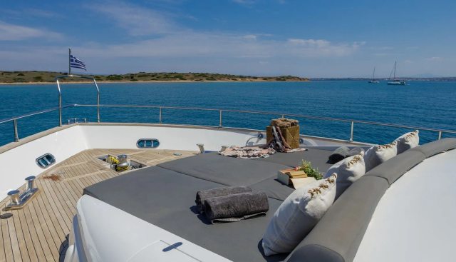 Salty Yacht 2