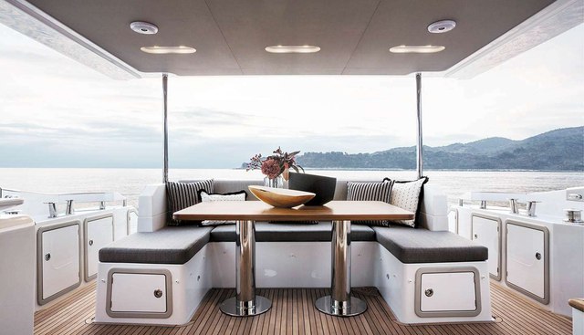Mozz Yacht 4