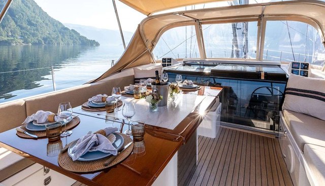 Champagne Hippy Yacht 2