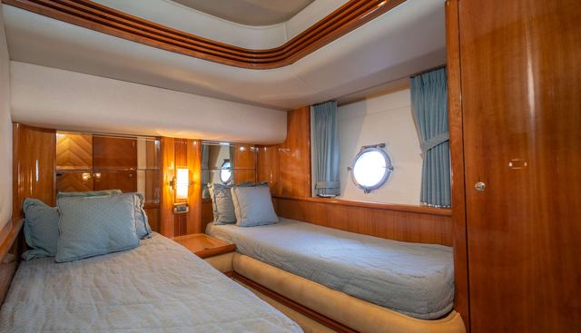 Victoria Yacht 4