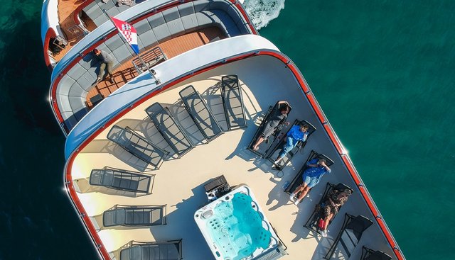 Queen Eleganza Yacht 3