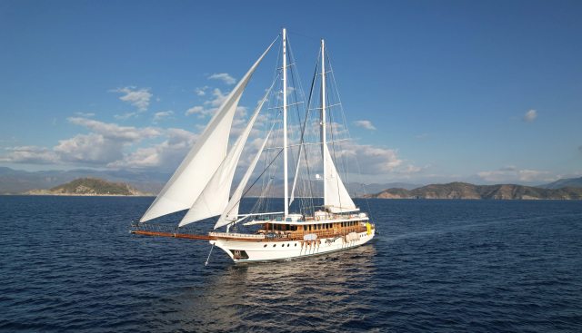 Queen Atlantis Yacht 4