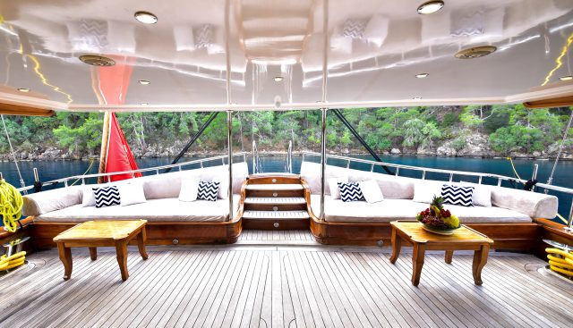 Queen Atlantis Yacht 4