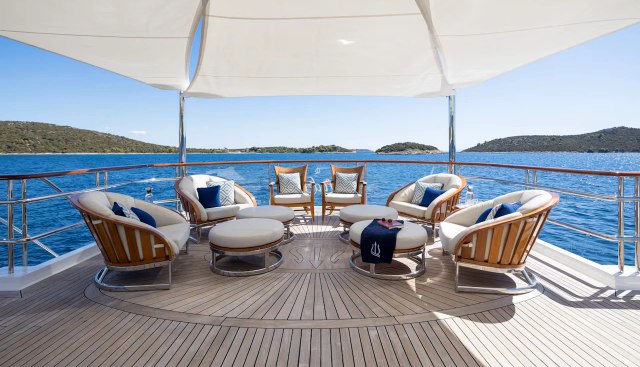 Ludzie Yacht 4