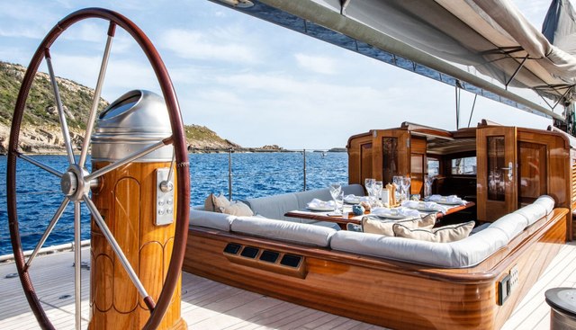 Rainbow Yacht 3