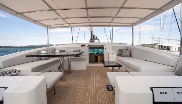 J Seven Yacht 3