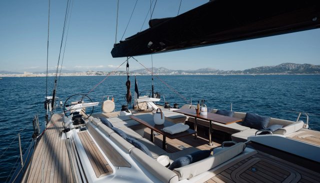Victoria Yacht 4