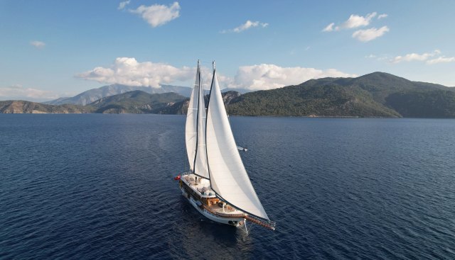 Queen Atlantis Yacht 2