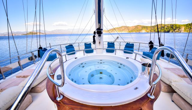 Queen Atlantis Yacht 2