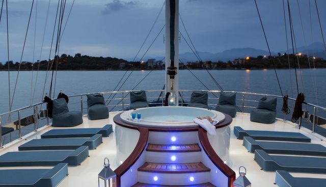 Queen Atlantis Yacht 2