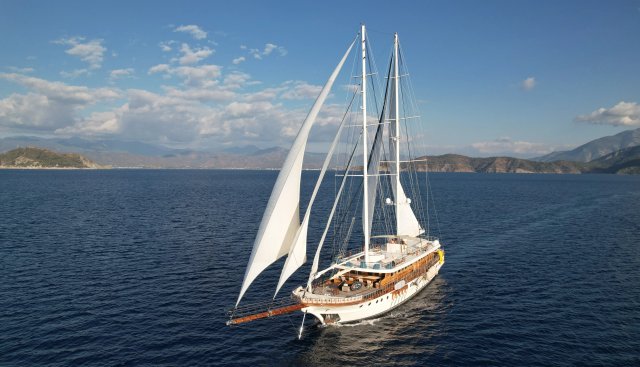 Queen Atlantis Yacht 3