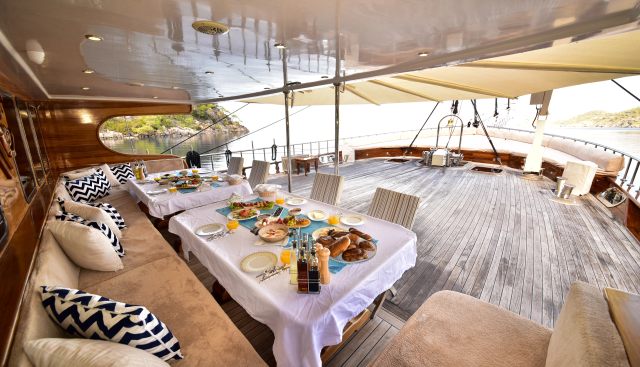 Queen Atlantis Yacht 4