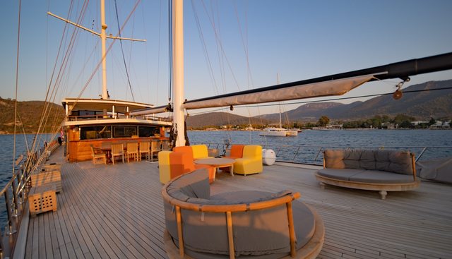 Caustic Yacht 2
