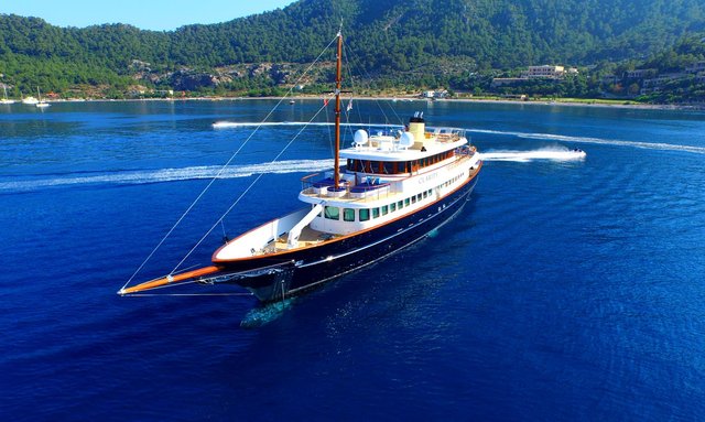 Caribbean yacht charters available with M/Y CLARITY this winter