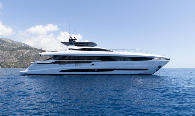 33m yacht DOPAMINE offers discounted charter rate