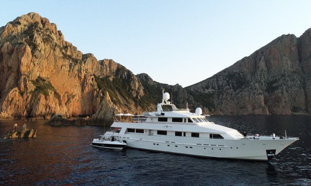 40m motor yacht LIONSHARE offers Caribbean yacht charter discount 